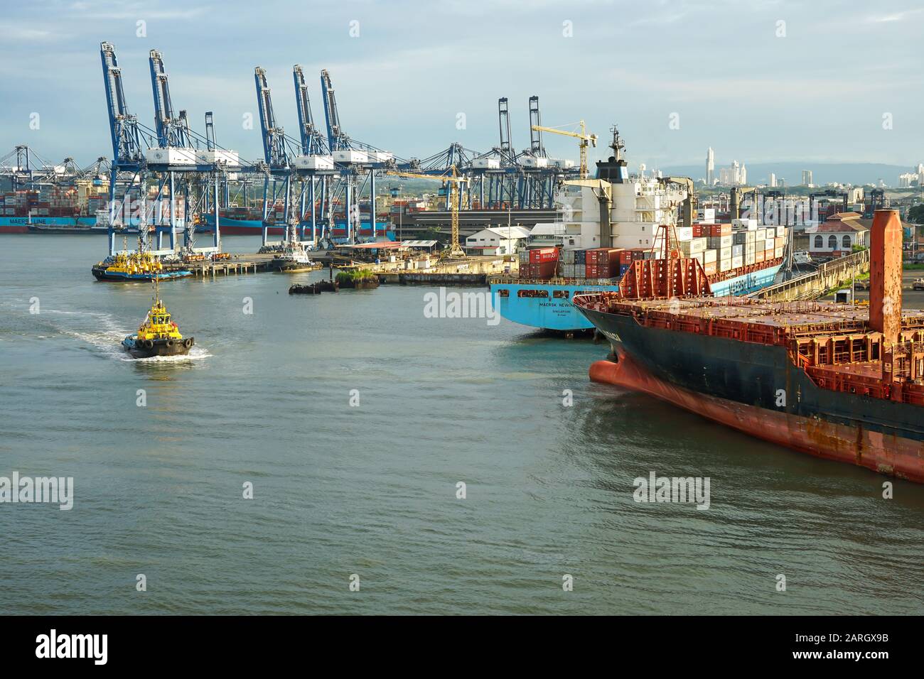 Canal de Panama, province de Colon, Panamax, lac de Gatun, bateau de croisière et navires de fret passant par des écluses. Banque D'Images