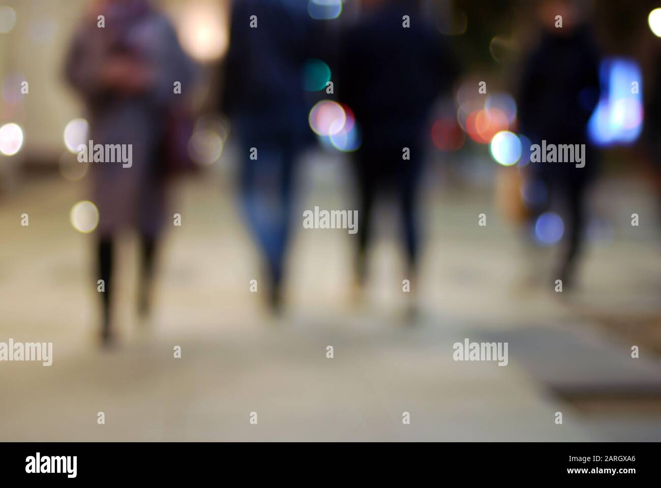 Des gens floues silhouettes sur la rue de nuit dans de grandes lumières de la ville Banque D'Images