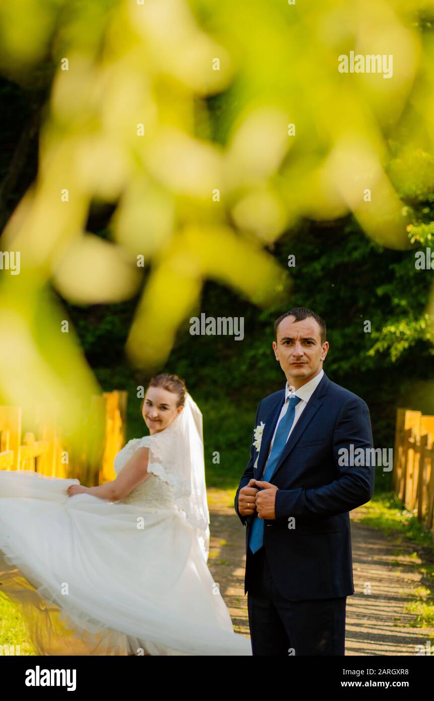 Jeune couple de mariage marchant sur le terrain. Lutsk Ukraine 10.06.2019 Banque D'Images