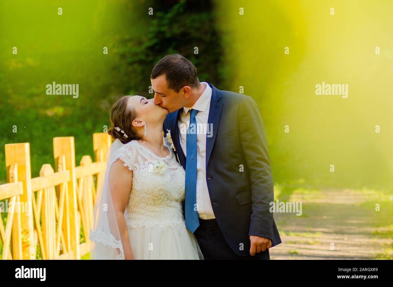 Jeune couple de mariage marchant sur le terrain. Lutsk Ukraine 10.06.2019 Banque D'Images