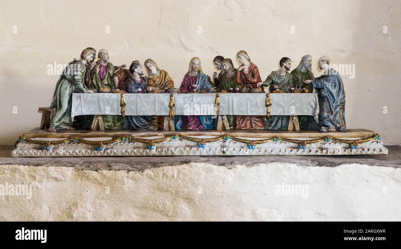 Une représentation en porcelaine de Jésus avec ses apôtres à la dernière Cène avant sa Crucifixion, l'église du Prieuré de St Marie, Abergavenny Pays de Galles Royaume-Uni. Mai 2019 Banque D'Images