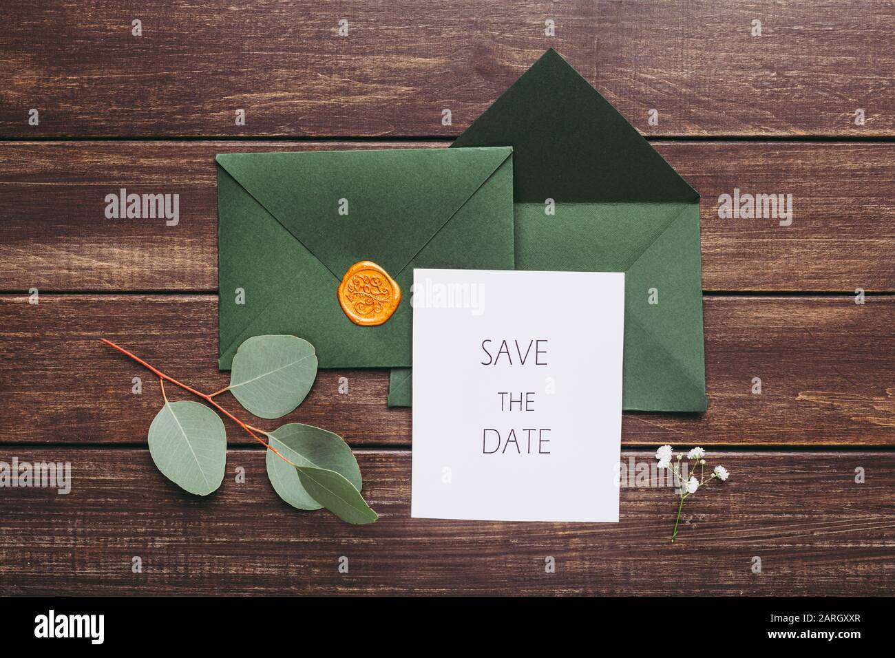 Enveloppes mariage ou mariage vert avec carte postale à l'intérieur Banque D'Images