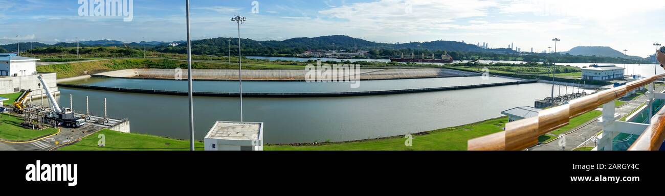 Canal de Panama, province de Colon, Panamax, lac de Gatun, bateau de croisière et navires de fret passant par des écluses. Banque D'Images