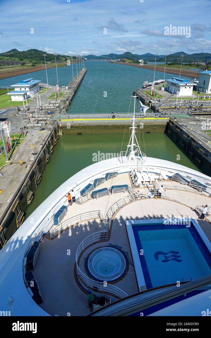 Canal de Panama, province de Colon, Panamax, lac de Gatun, bateau de croisière et navires de fret passant par des écluses. Banque D'Images