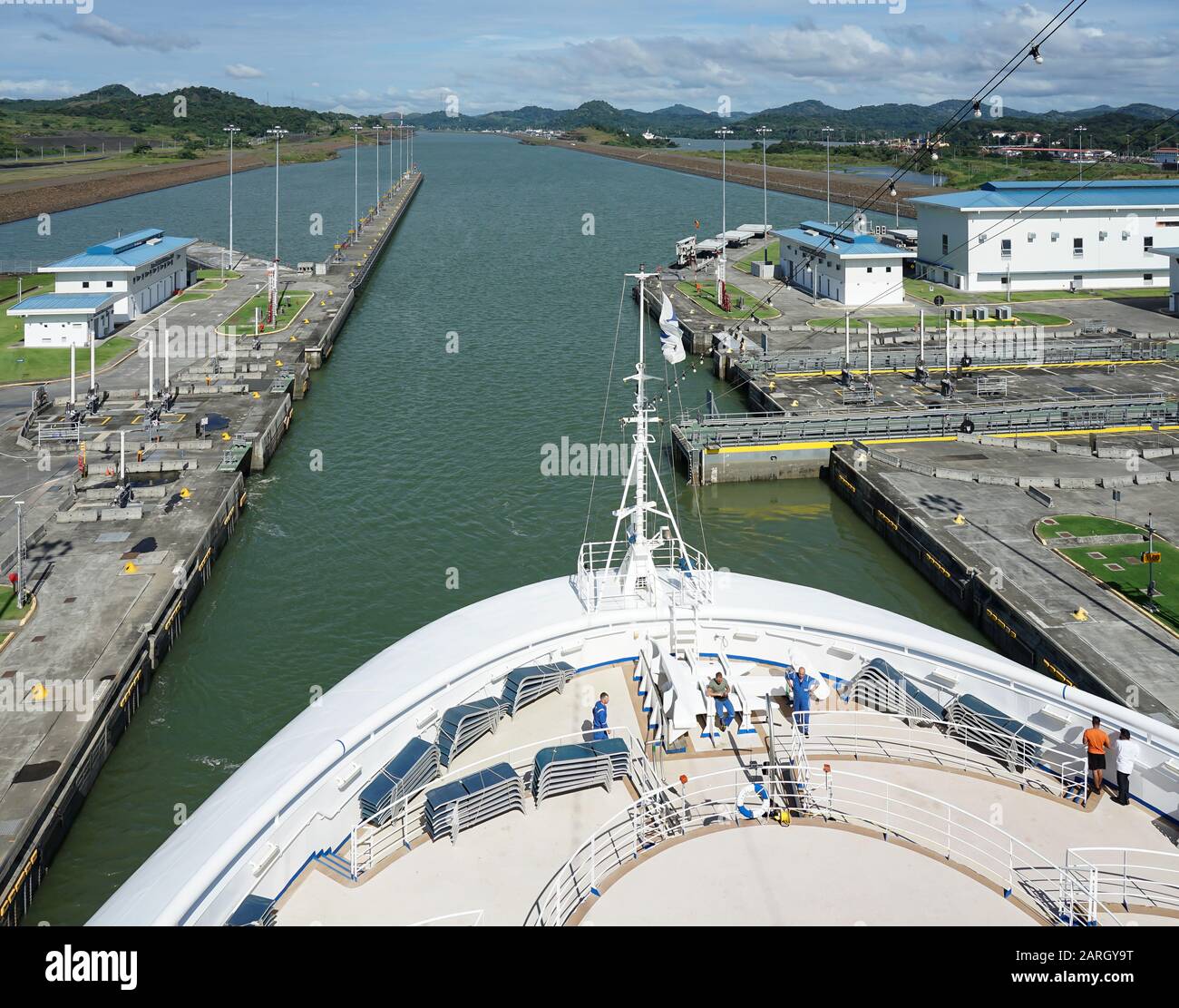 Canal de Panama, province de Colon, Panamax, lac de Gatun, bateau de croisière et navires de fret passant par des écluses. Banque D'Images