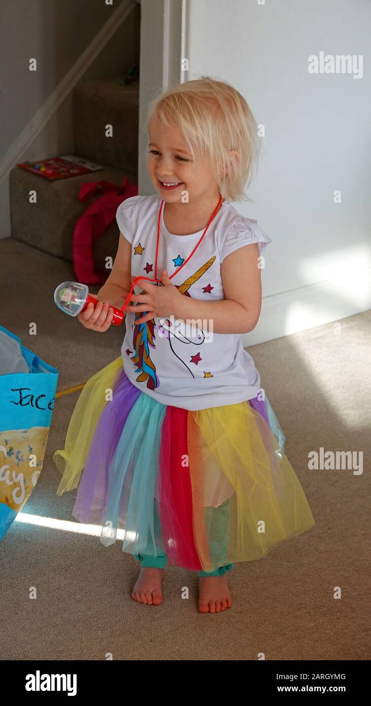 Ensemble Fille 3 Ans Portant Une Robe De Fantaisie Unicorn Banque D'Images