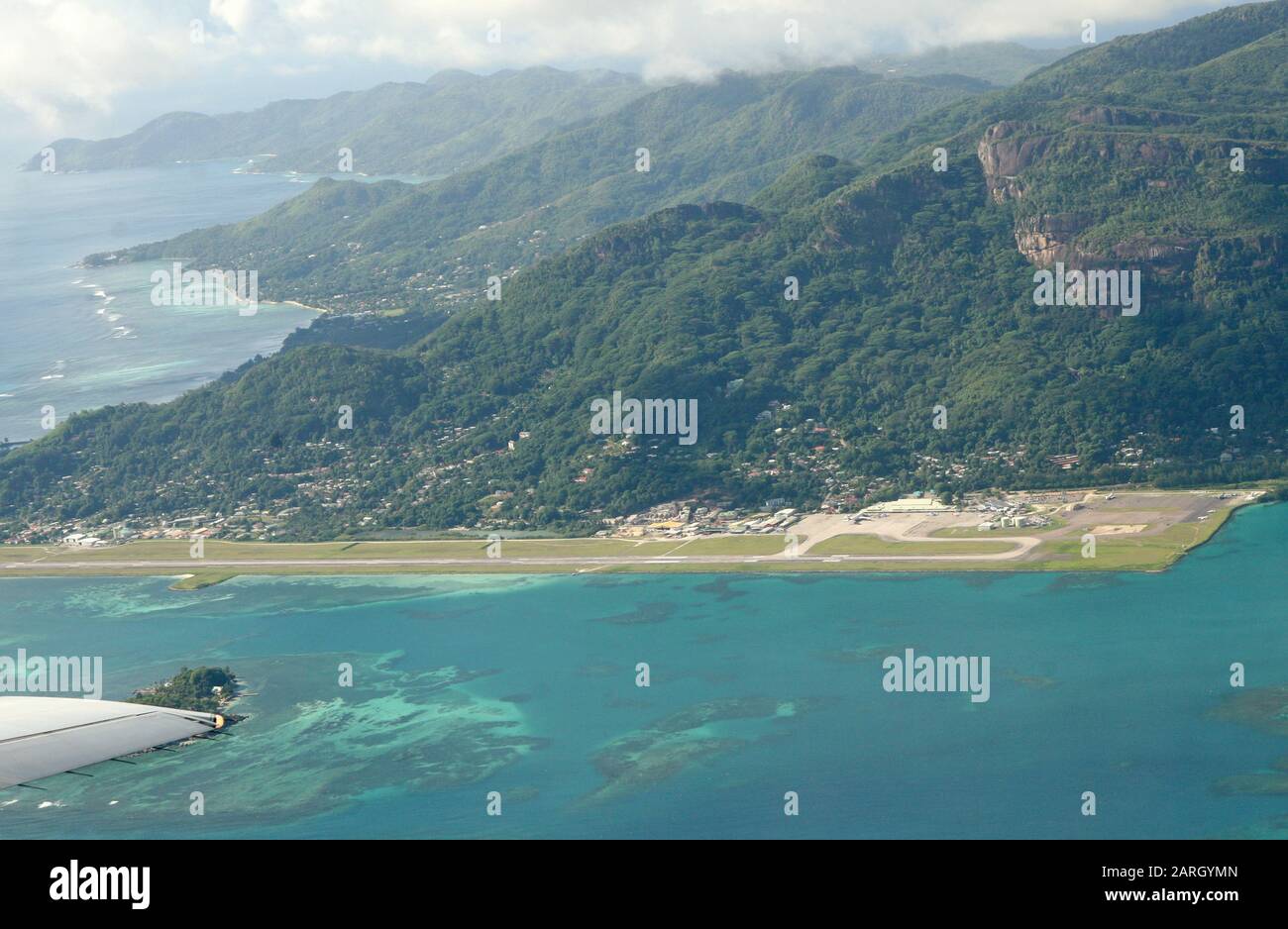 Vue aérienne de l'aéroport de Mahe et de l'île de Mahe depuis l'avion aux Seychelles. Banque D'Images
