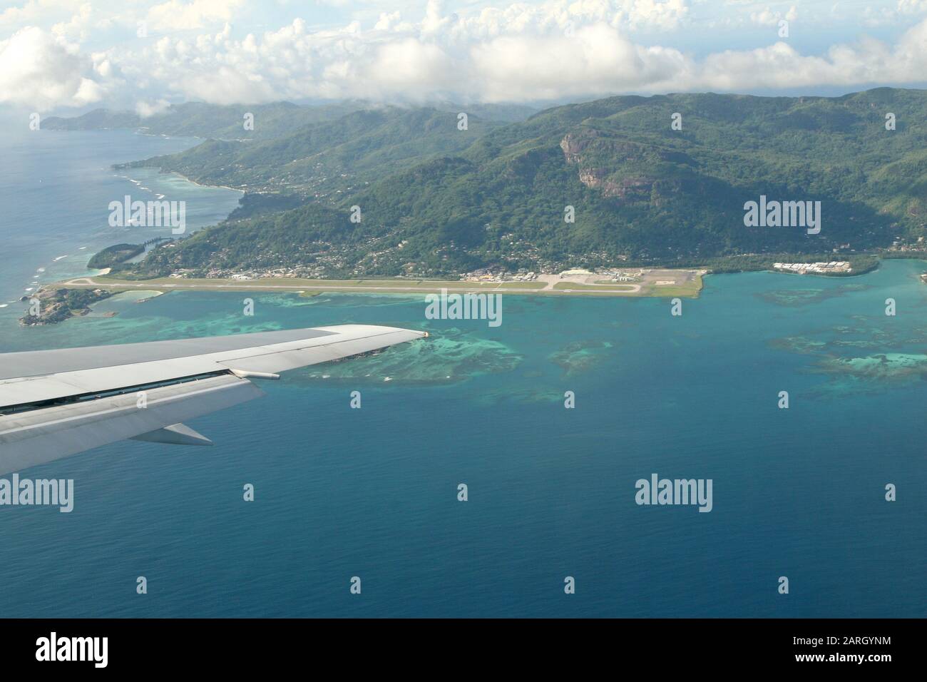 Vue aérienne de l'aéroport de Mahe et de l'île de Mahe depuis l'avion aux Seychelles. Banque D'Images
