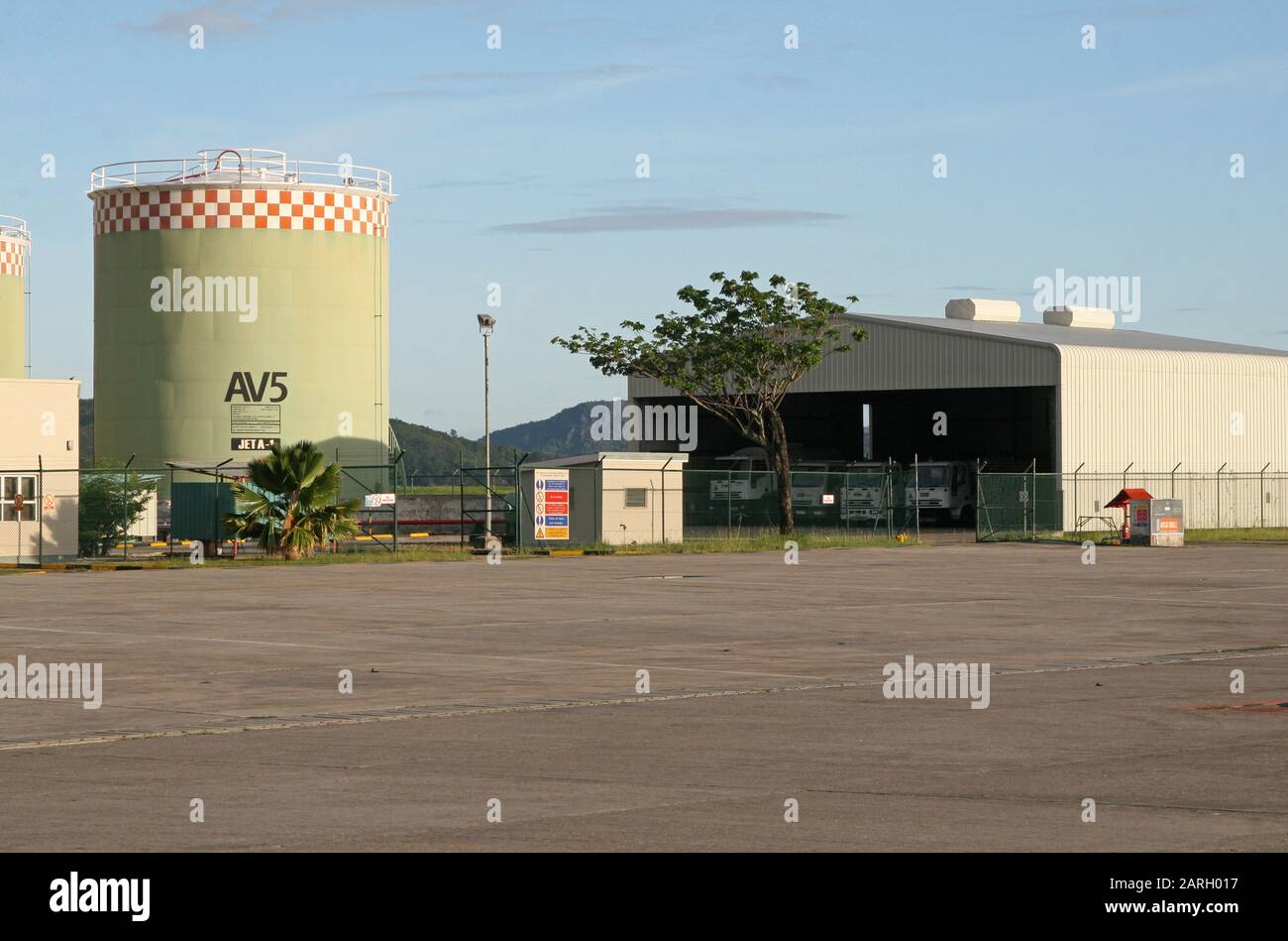 Réservoir à essence cylindrique et garage pour camions à l'aéroport de Mahe, Seychelles. Banque D'Images