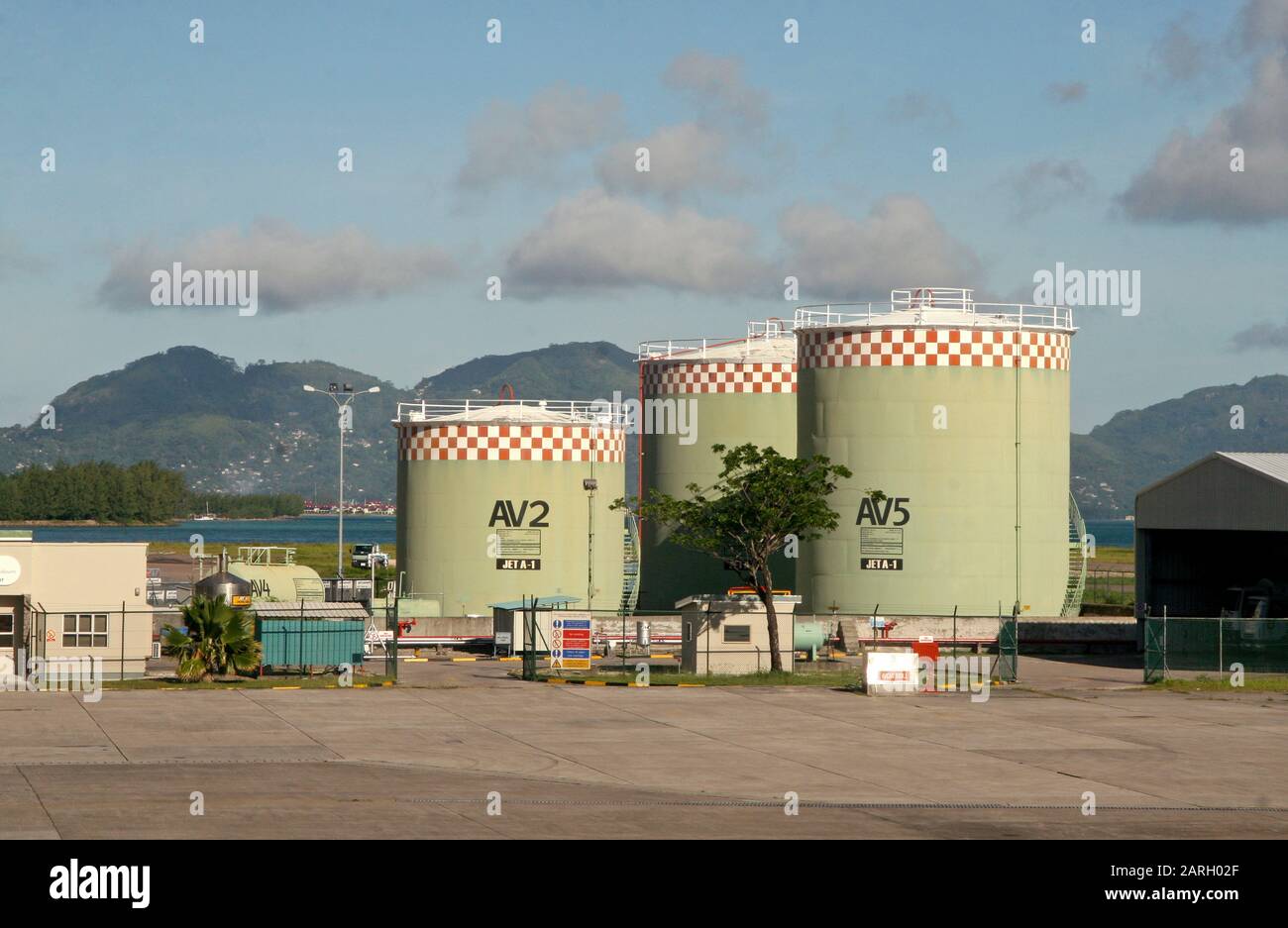 Réservoirs cylindriques essence et garage pour camions à l'aéroport de Mahe, Seychelles. Banque D'Images