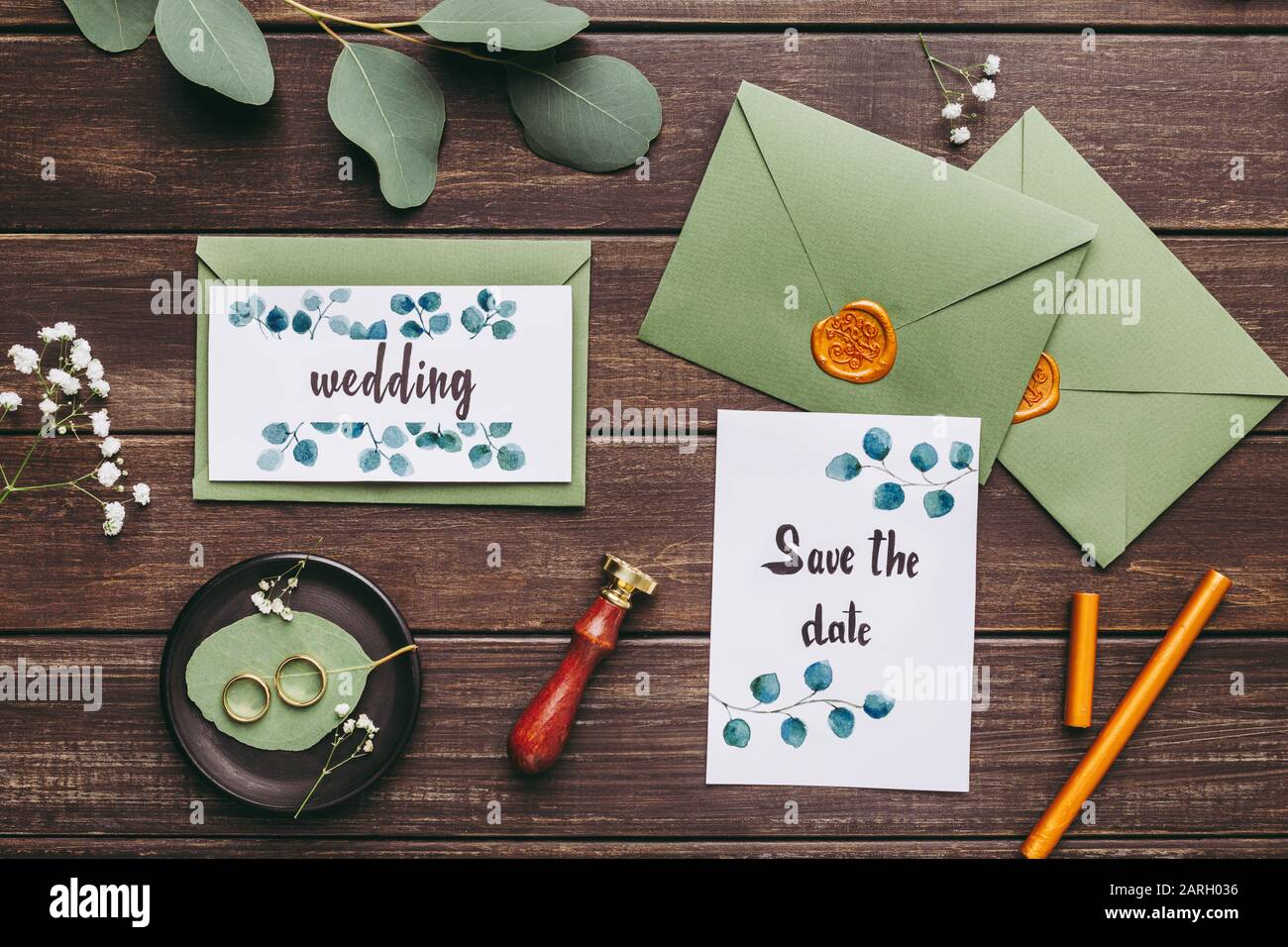 Cartes postales ou invitations de mariage, bagues de mariage et enveloppes vertes Banque D'Images