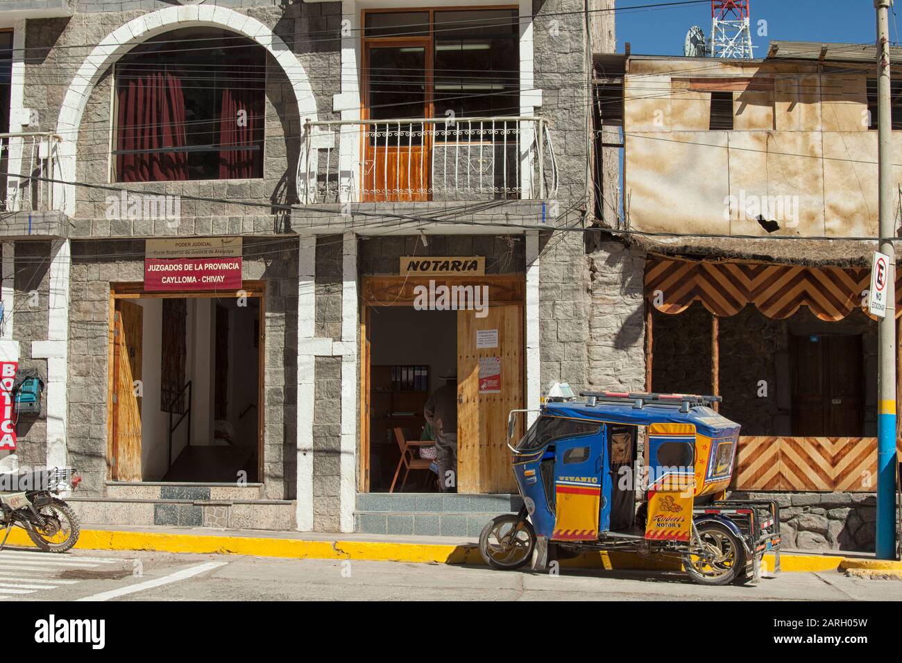 Transport local de mototaxi devant les magasins de Chivay, une ville de la vallée de Colca, capitale de la province de Caylloma, région d'Arequipa, Pérou Banque D'Images