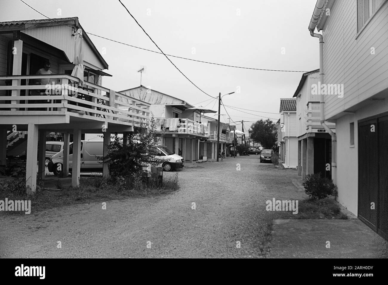 Chalets en bois sur pilotis, Avenue des Aigrettes, Gruissan Plage, Aude,  Occitanie, France: Un des endroits pour le film "Betty Blue" (37° 2 le  matin), 1986, par Jean-Jacques Beineix. Image en noir