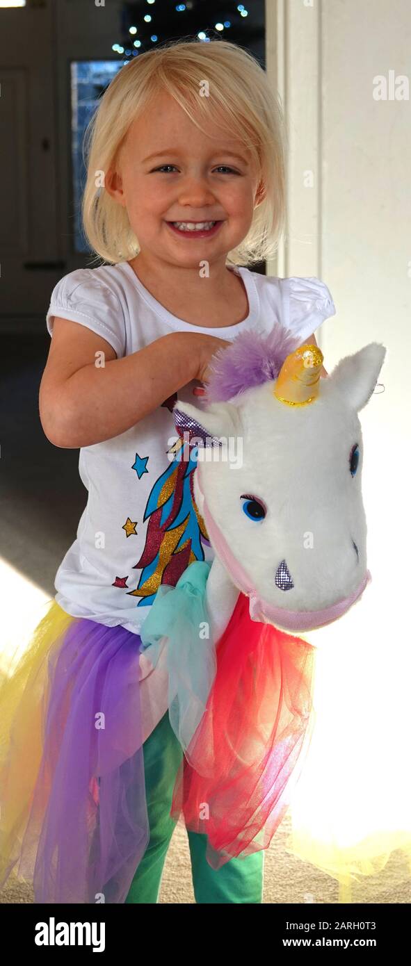 Ensemble Fille 3 Ans Portant Une Robe De Fantaisie Unicorn Banque D'Images