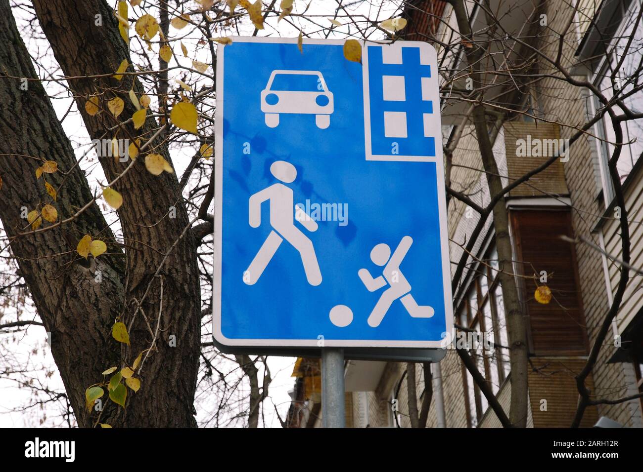 Panneau de signalisation - zone piétonne, enfants, aire de jeux Banque D'Images