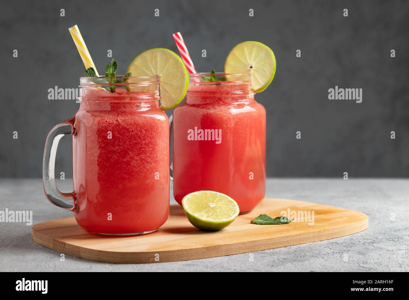 Smoothie au melon d'eau avec citron vert et menthe dans des bocaux à tasse sur un tableau de découpe. Concept de saine alimentation. Banque D'Images