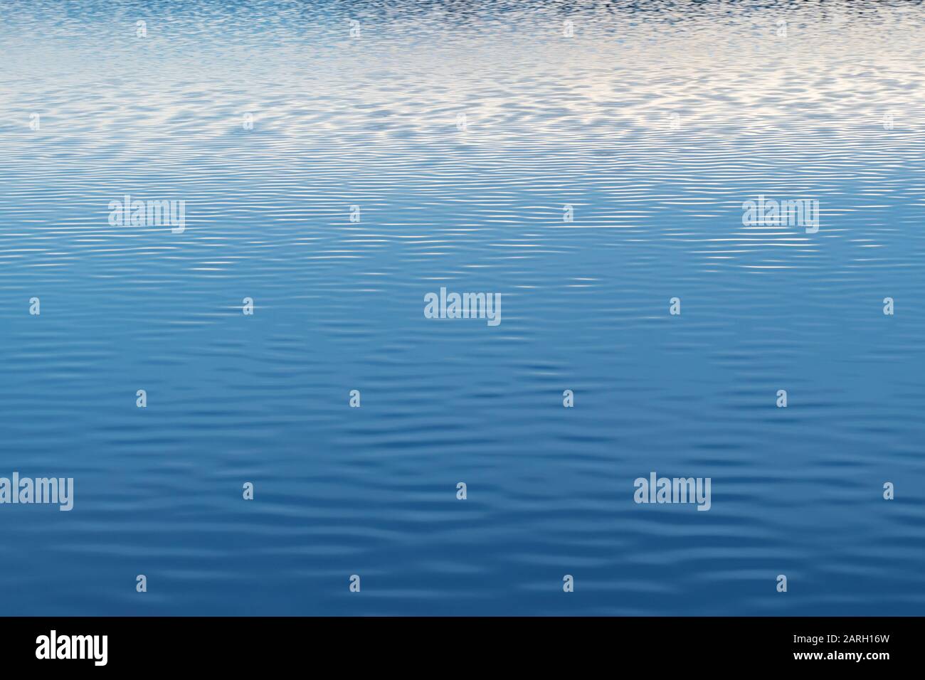 Surface d'eau du lac avec des ondulations légères de la vent Banque D'Images