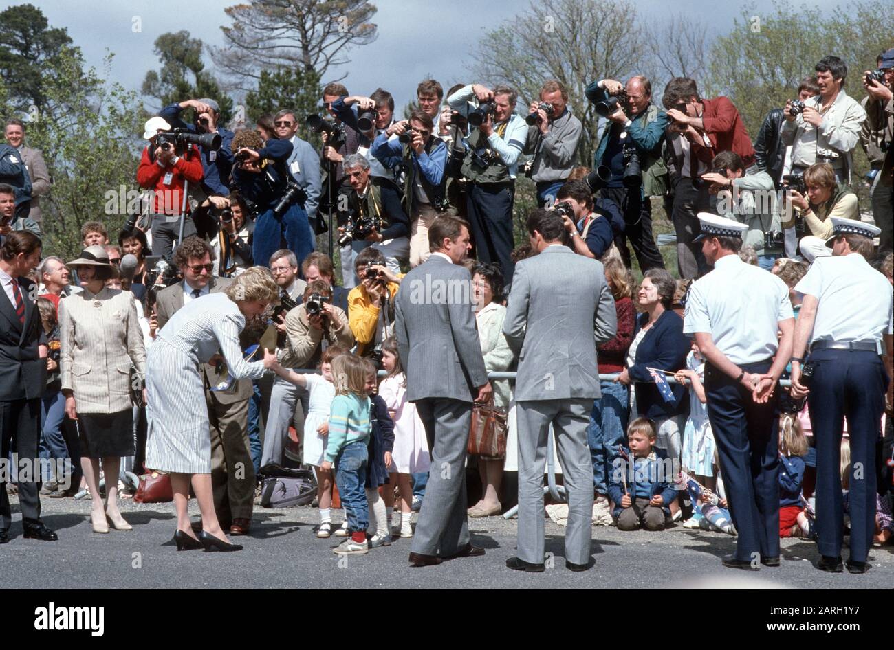 La princesse Diana hRH accueille la foule en Macédonie, en Australie, regardée par la presse royale de 1985 Banque D'Images