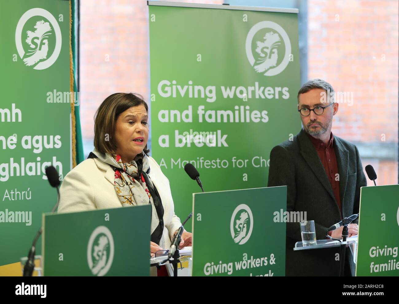 Mary Lou McDonald et Eoin O Broin, de Sinn Fein, ont pris la parole lors du lancement du manifeste électoral général du parti à Dublin. Banque D'Images