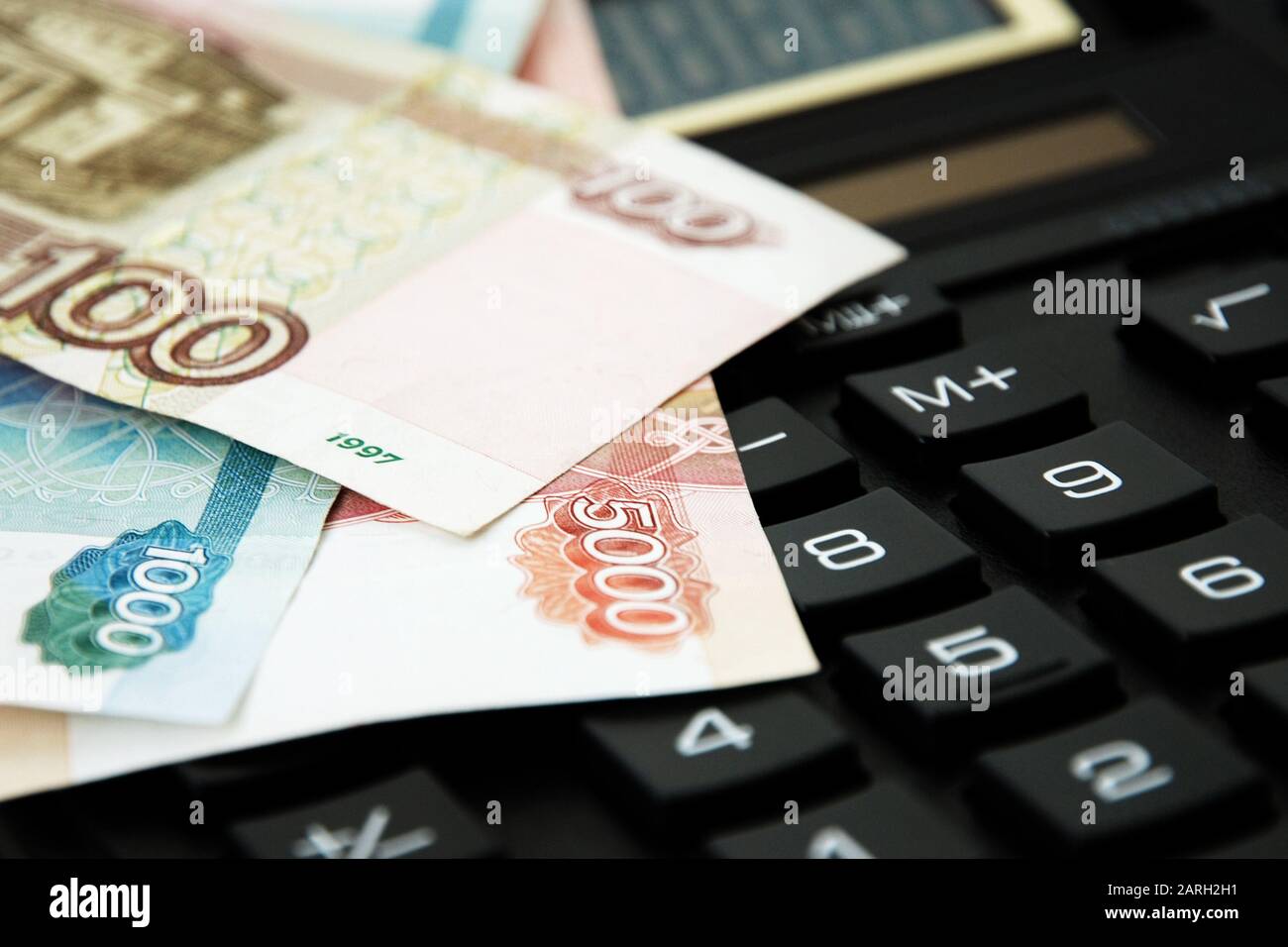 Gros plan des billets roubles sur la calculatrice. Comptabilité financière, réforme des retraites et concept d'épargne. Banque D'Images