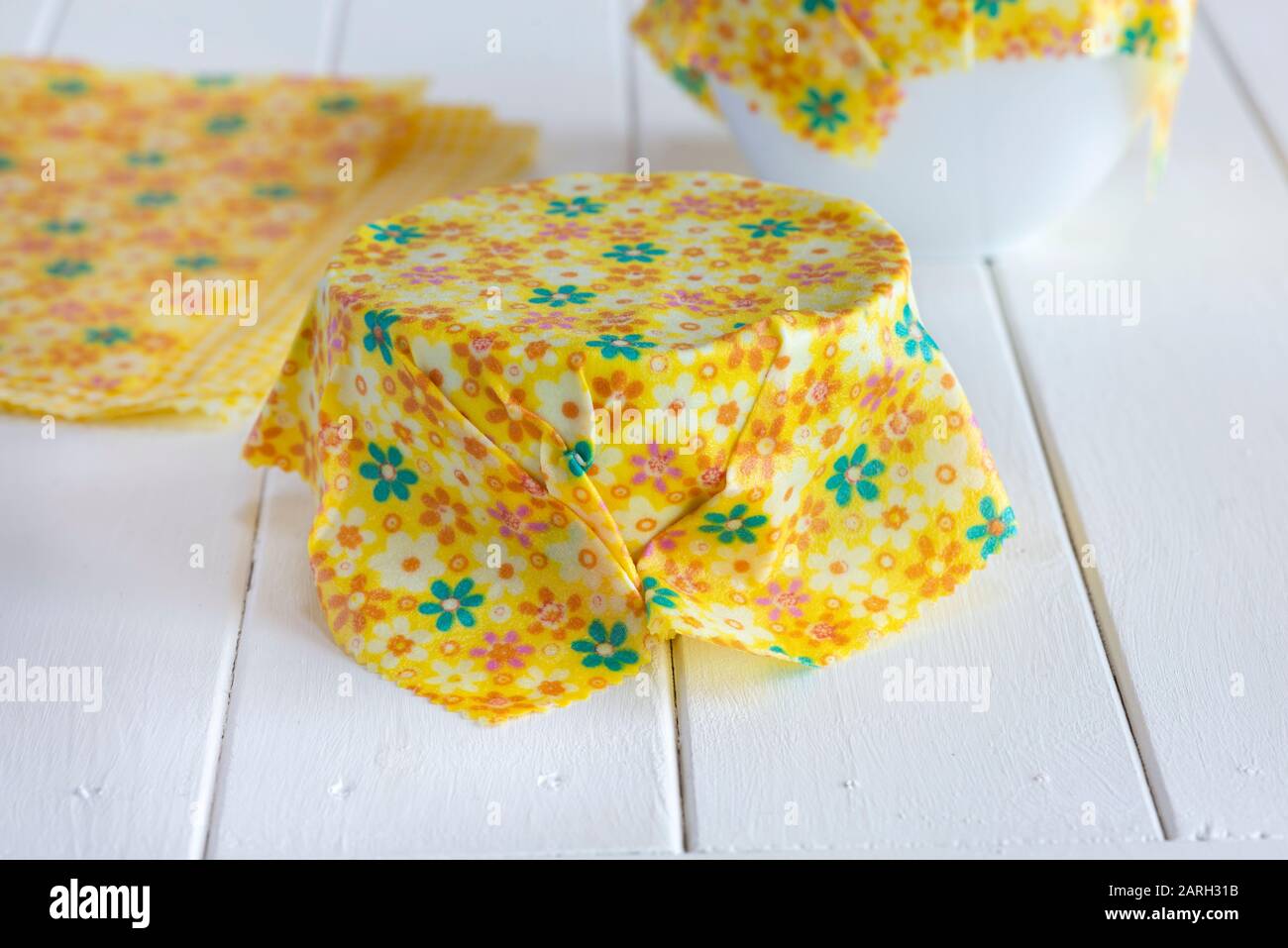 Enveloppements pour aliments à base de cire d'abeille utilisés pour couvrir les bols. Banque D'Images