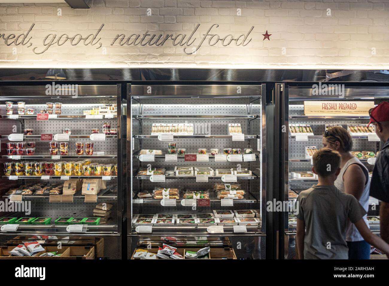 Londres/Royaume-Uni - 17 juillet 2019 : réfrigérateurs remplis de nourriture fraîchement préparée dans un café Pret A Manger, qui est une chaîne internationale de magasins de sandwich basée i Banque D'Images