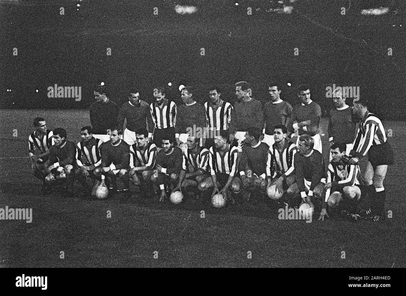 Des équipes de Willem II Tilburg et Manchester United, ensemble. 25 Septembre 1963 À De Kuip (Rotterdam). Première étape, 1-1 Willem II contre Manchester United. Team Willem II et Manchester U. pour la compétition à de Kuip (Rotterdam), 1-1. Banque D'Images