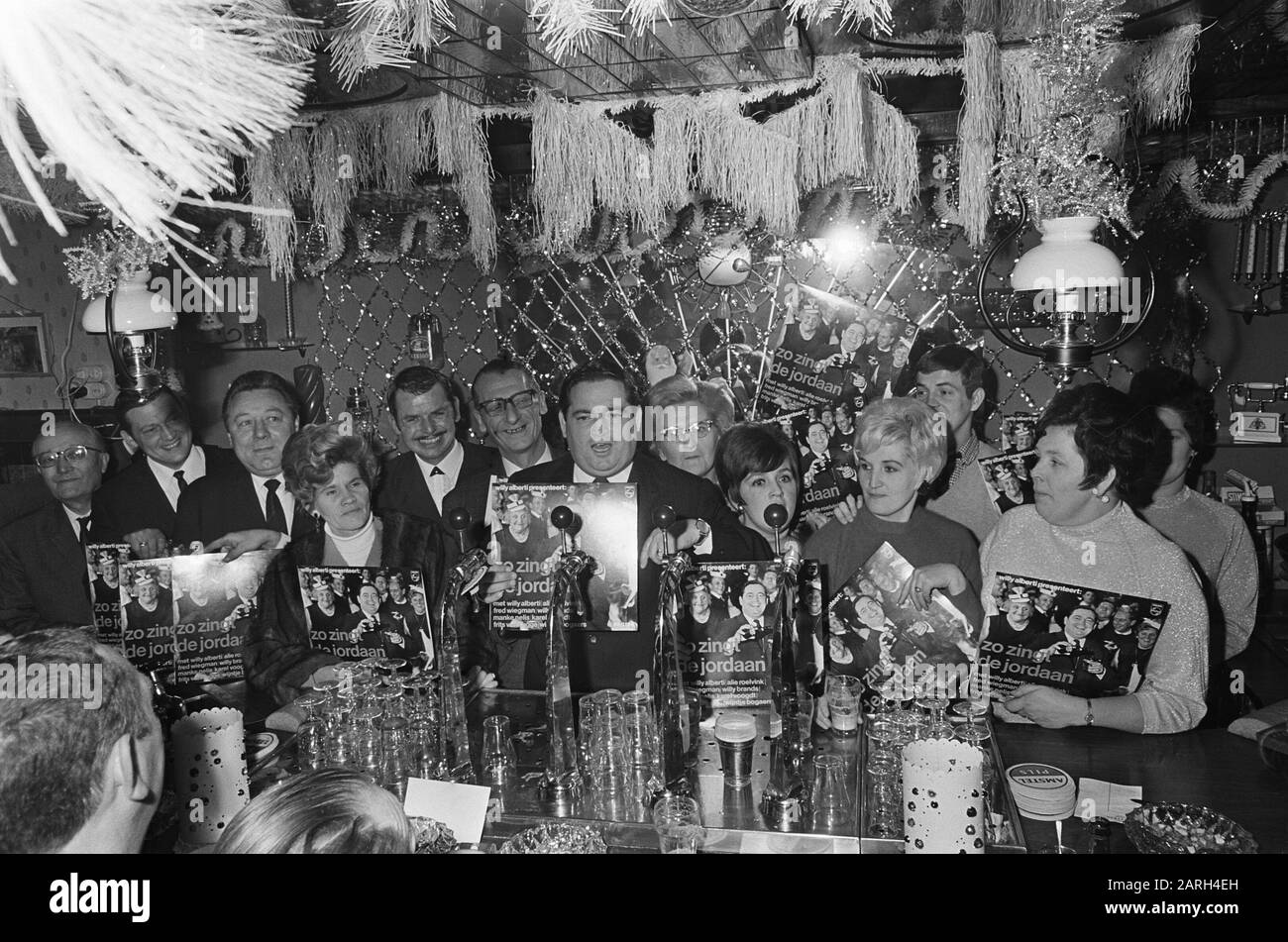 Willy Alberti a présenté un enregistrement complet Ainsi chante de Jordaan dans café Nol Date: 21 décembre 1966 mots clés: Cafés, disques d'album Nom personnel: Alberti, Willy Banque D'Images