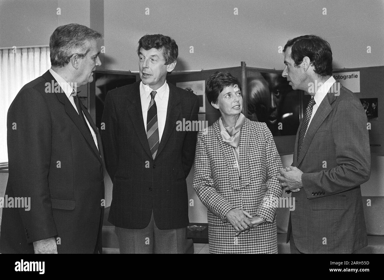 Wim Kok dit au revoir à SER; Wim Kok et épouse avec le président Quene (r) Date: Le 23 août 1985 mots clés: Nourrir, ENTRE, présidents Nom personnel: Kok, Wim Banque D'Images