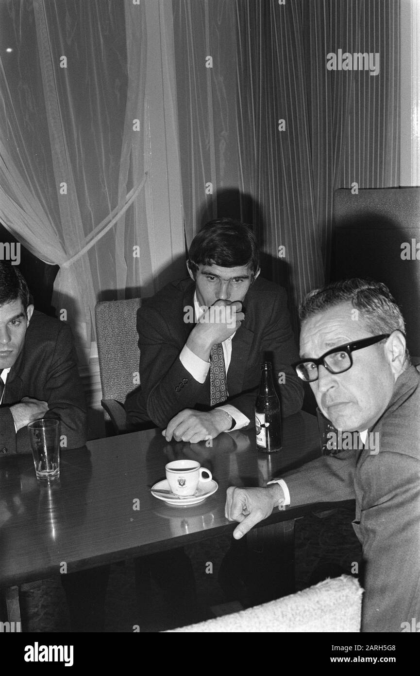 Wim van Hanegem comparaît devant la chambre de recours de la KNVB à Utrecht. Droit sont avocat W. Dommering Links Miel Pijs (NEC) Date: 7 novembre 1969 lieu: Utrecht (ville) mots clés: Court sessions, footballeurs Nom personnel: Dommering, W., Hanegem, Willem van, Pijs, Miel Banque D'Images