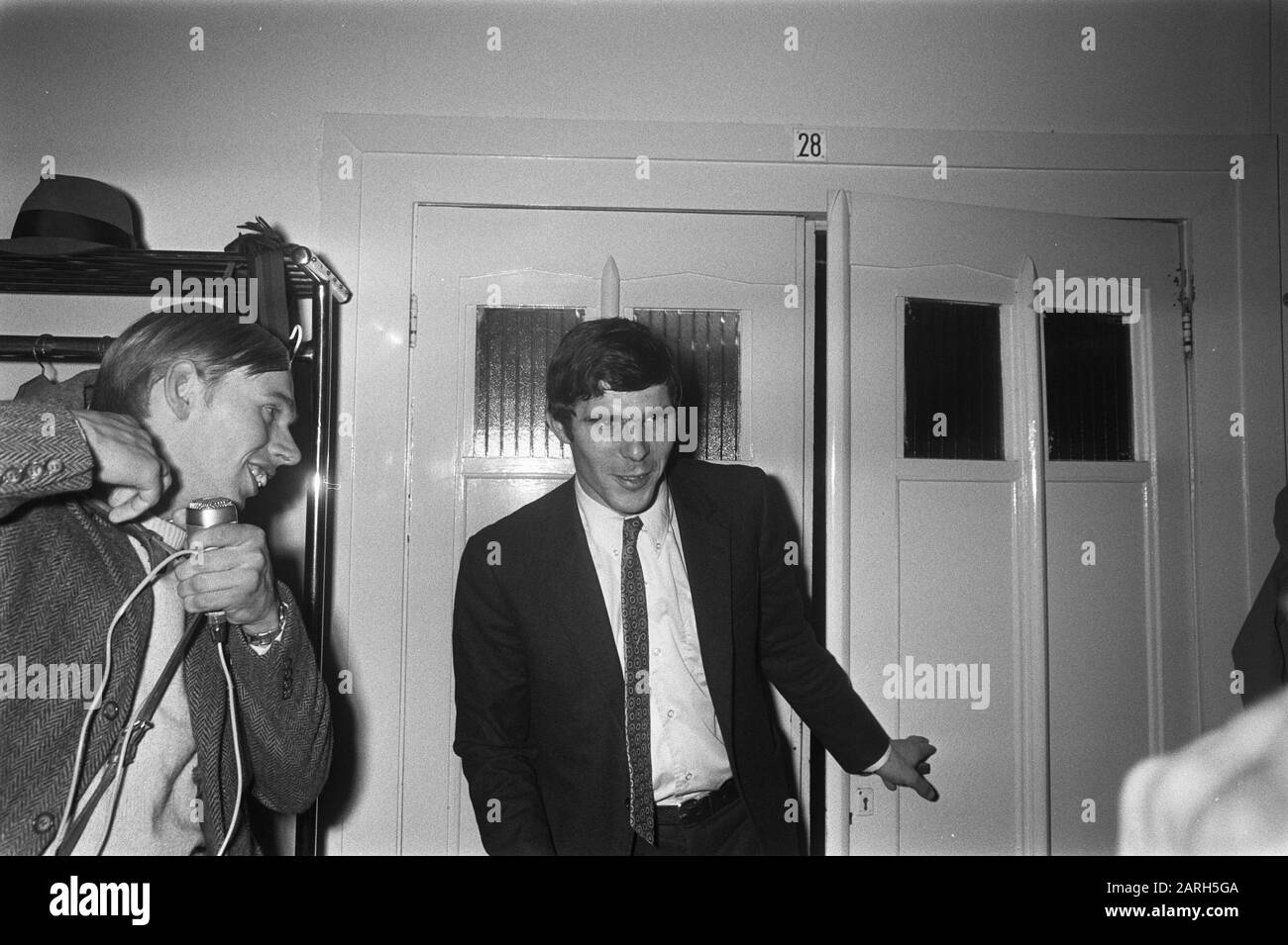 Wim van Hanegem comparaît devant la chambre de recours de la KNVB à Utrecht Date: 7 novembre 1969 lieu: Utrecht (ville) mots clés: Court sessions, footballeurs Nom personnel: Hanegem, Willem van, M. Dommering Banque D'Images