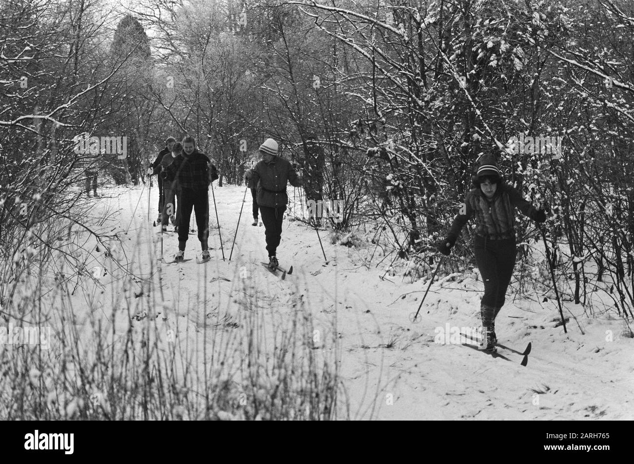 Les sports d'hiver par la neige et le gel intense dans de nombreux endroits ont été des skis de fond piégés comme ici sur le Veluwe Date: 5 janvier 1985 lieu: Gueldre, Veluwe mots clés: Ski de fond Banque D'Images