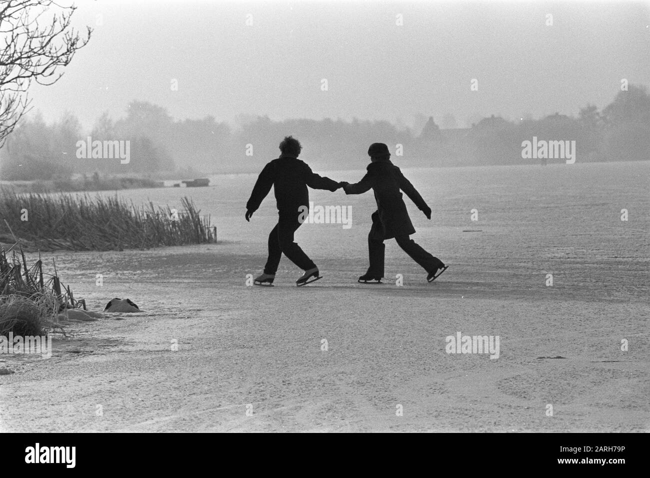 L'hiver continue. Danseurs de glace sur la Peel à Amstelveen Date : 17 décembre 1981 lieu : Amstelveen, Peel mots clés : patinage, sports Banque D'Images