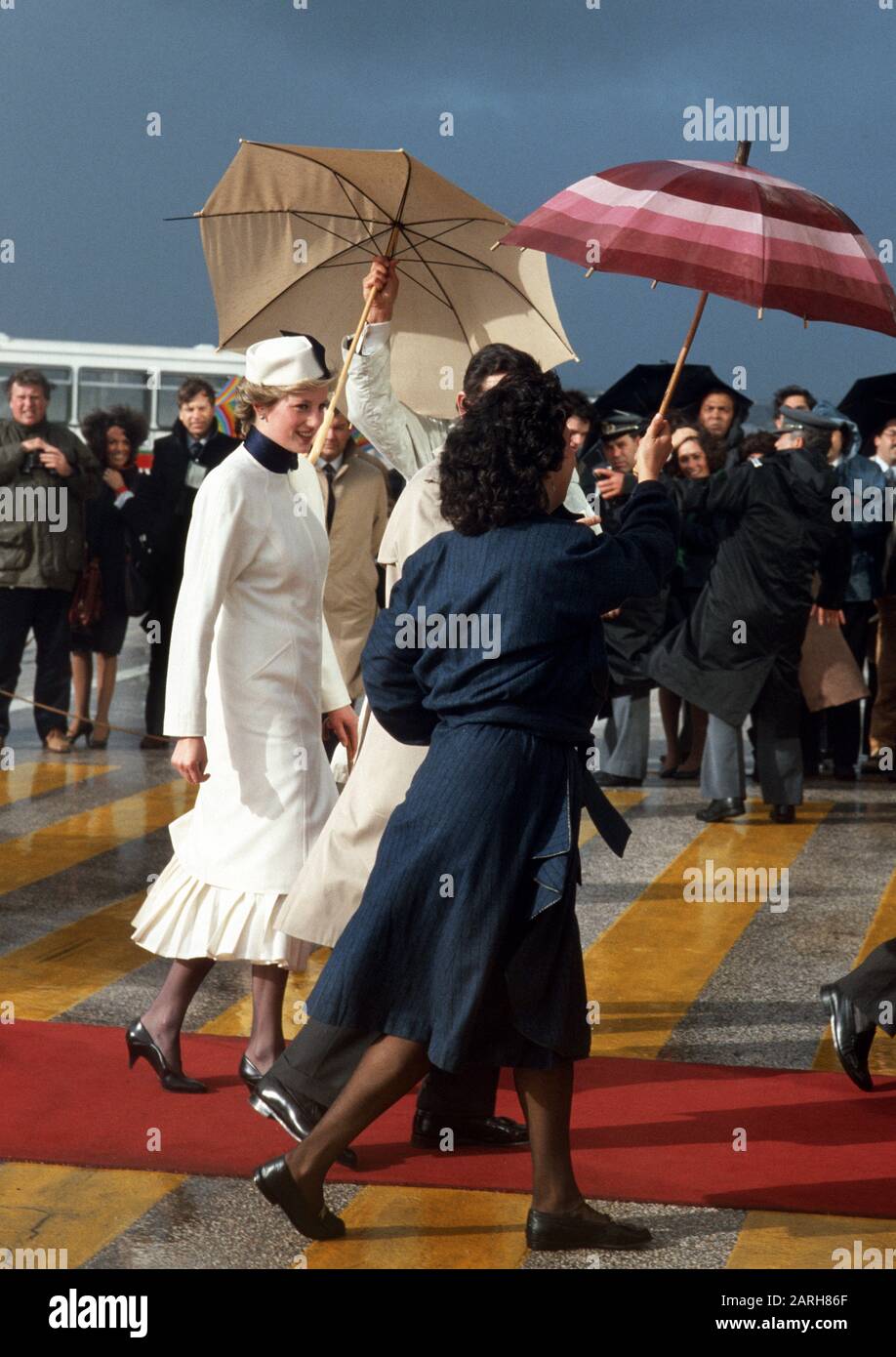La princesse Diana HRH arrive sous la pluie à Lisbonne pour commencer sa tournée royale du Portugal en janvier 1987 Banque D'Images