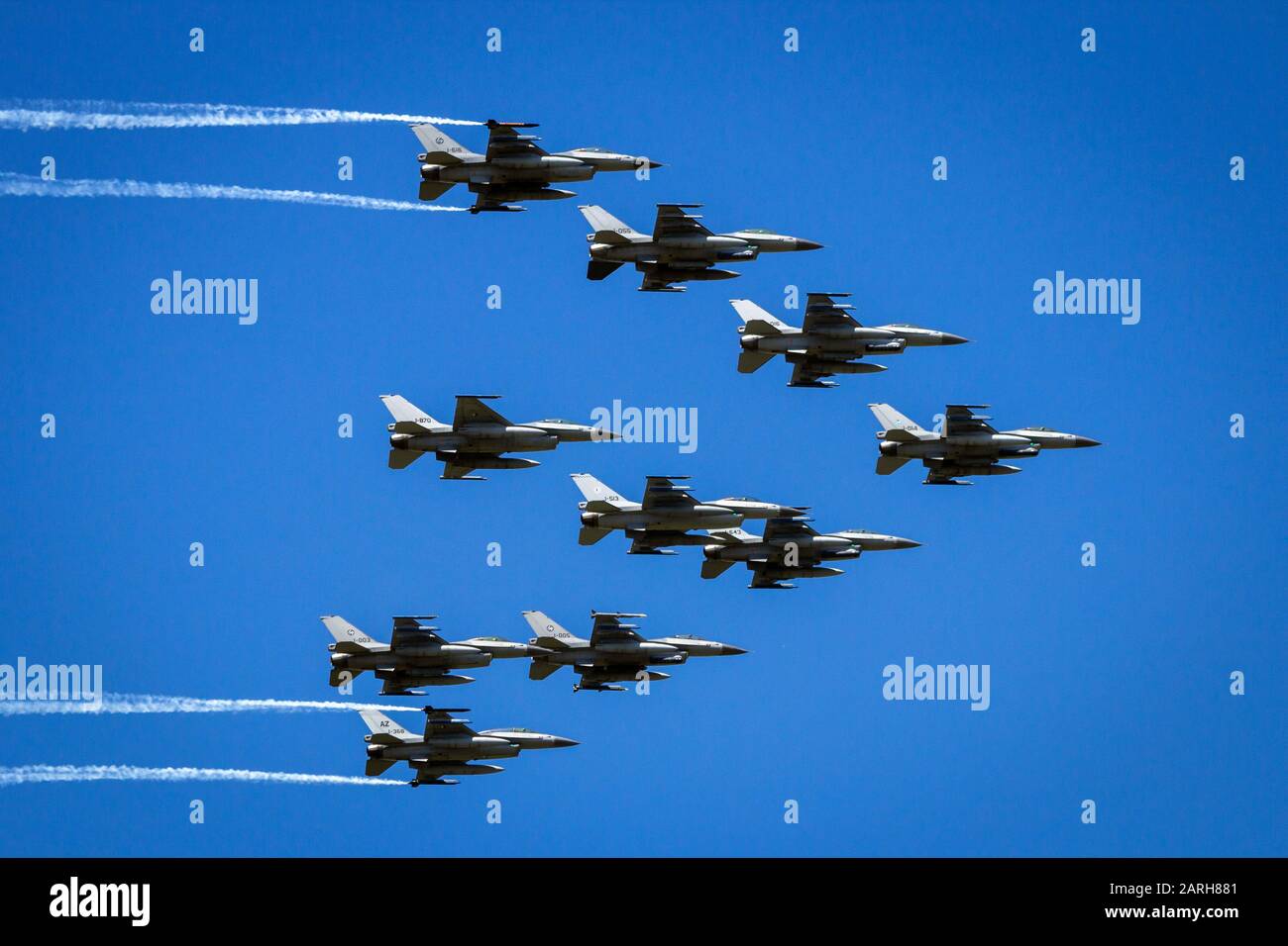 VOLKEL, les Pays-Bas - 15 juin 2013 : Royal Netherlands Air Force F-16 Fighter jet de survol de la formation à la journée portes ouvertes de l'Armée de l'air néerlandaise. Banque D'Images