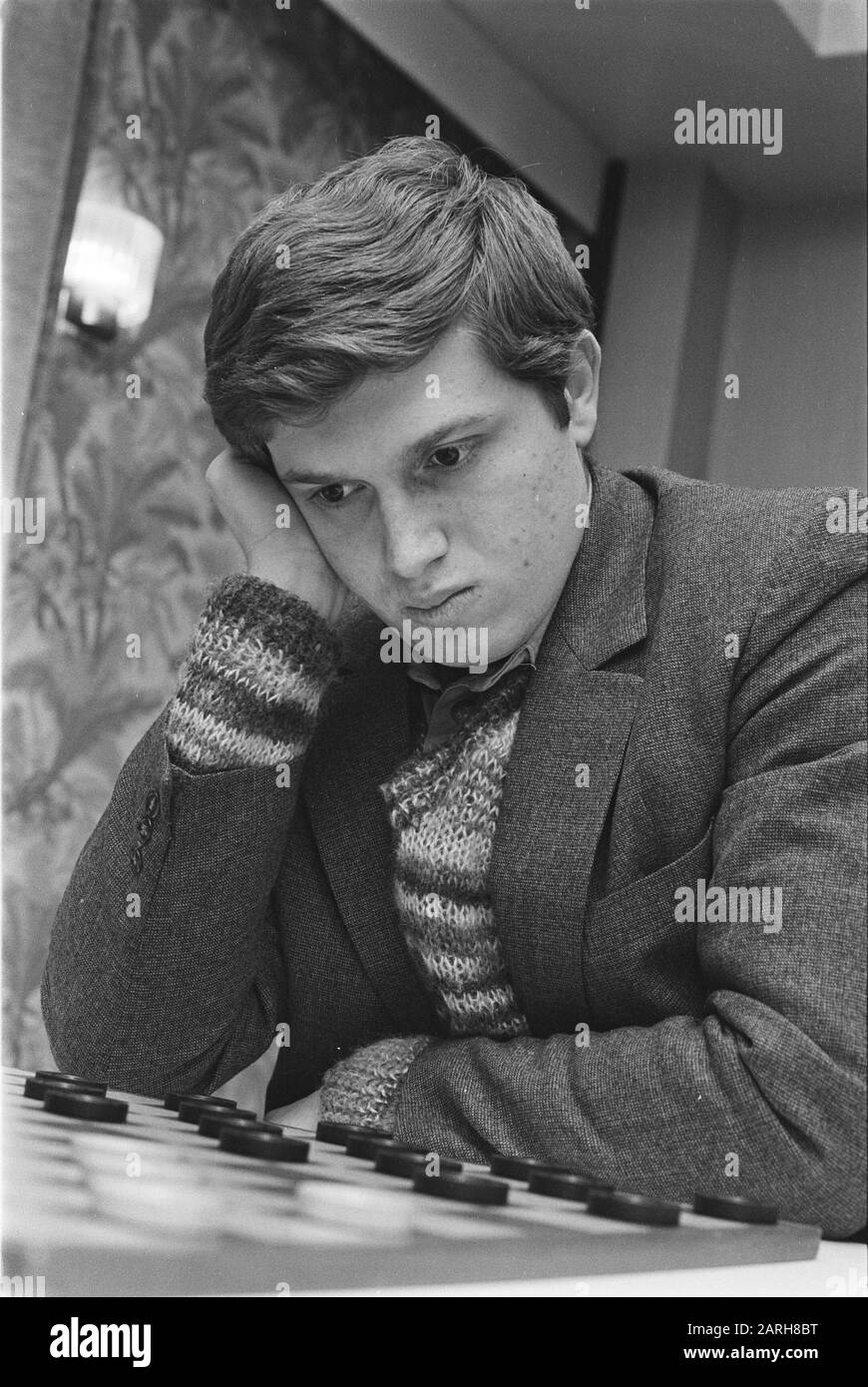 World Championship checkers in Amsterdam entre Wiersma et Winny (URSS); Winny in action Date: 2 avril 1984 lieu: Amsterdam, Noord-Holland mots clés: DAMMEN Nom personnel: Winny Banque D'Images