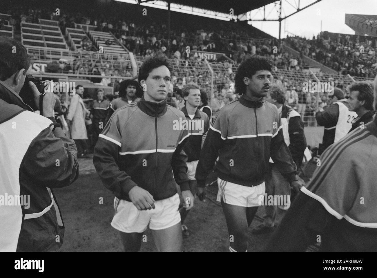 Championnats du monde qualifiant les Pays-Bas interterrestres contre le Pays de Galles; nr. 4: Marco van Basten (l) et Frank Rijkaard viennent sur le terrain Date: 14 septembre 1988 mots clés: Sport, football Nom personnel: Basten, Marco van, Frank Rijkaard Banque D'Images