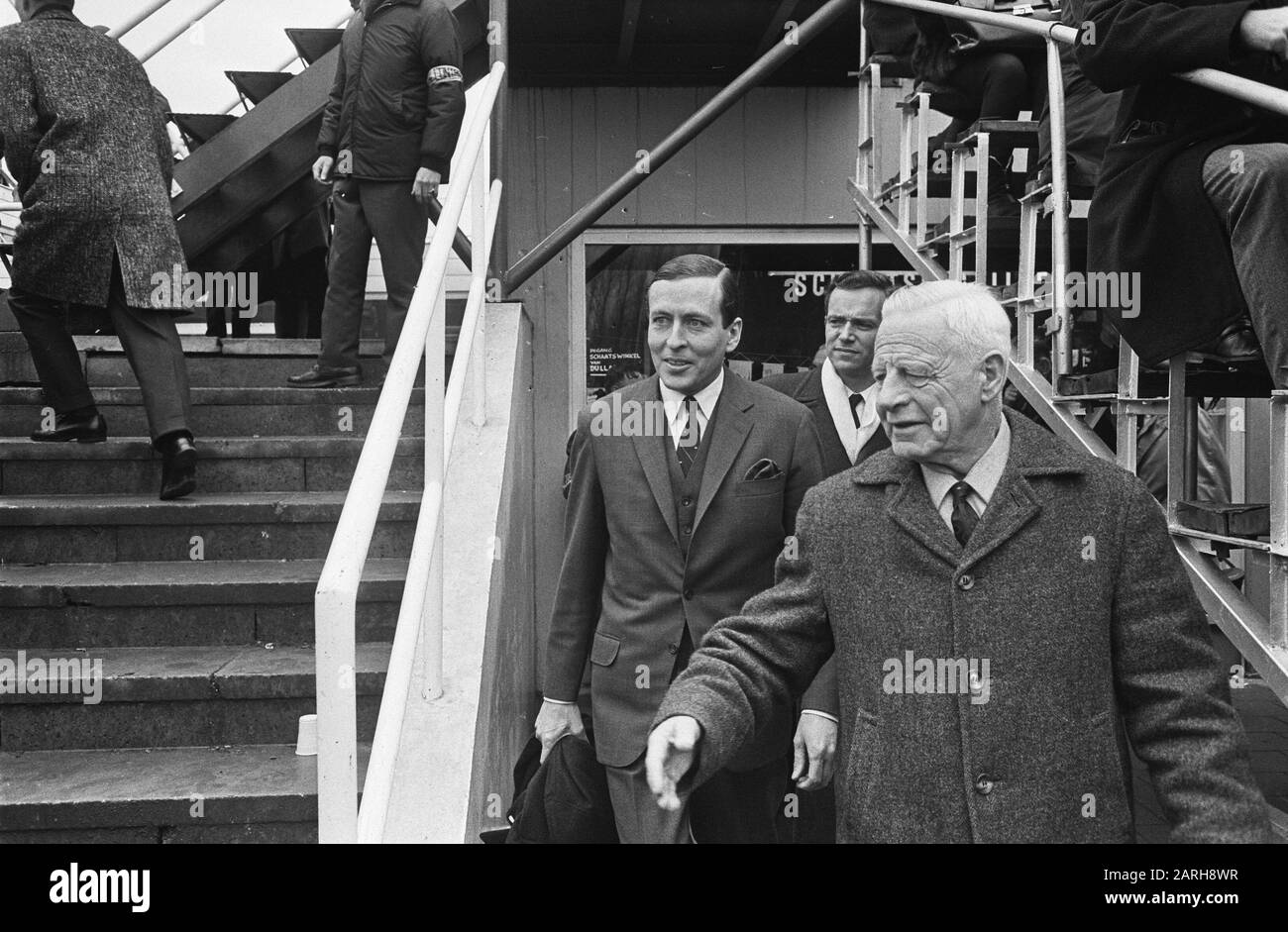 Patinage sur glace dans le monde Déventer Mesdames, prince Claus en tribune Date: 19 février 1967 lieu: Deventer mots clés: Patinage, sport, stands Nom personnel: Claus, prince Banque D'Images