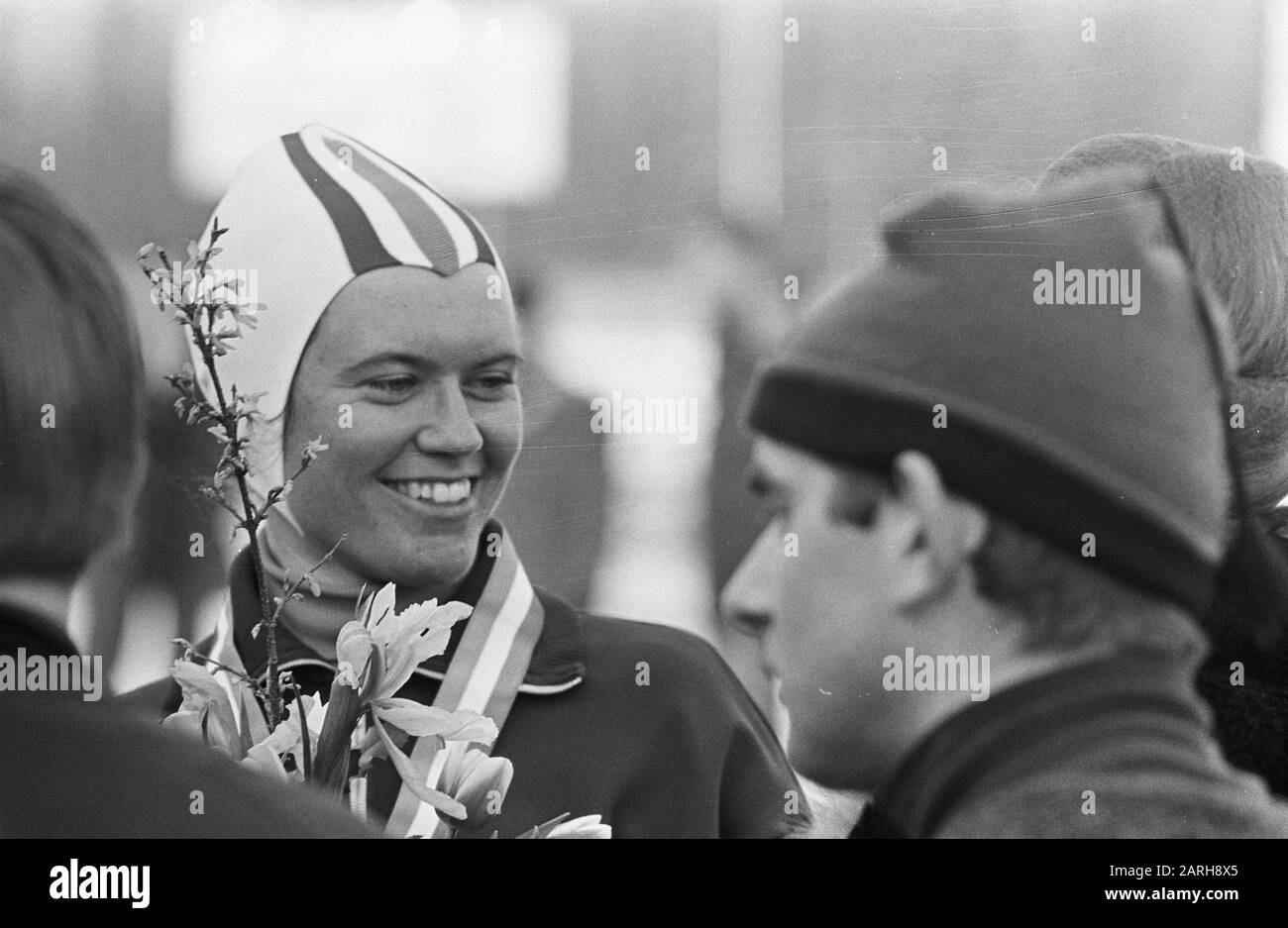 Championnats du monde de patinage dans Deventer Mesdames, Stien Kaiser première place dans la classification générale première journée Date: 18 février 1967 lieu: Deventer mots clés: Patinage, sport Nom de personne: Kaiser, Sten Banque D'Images