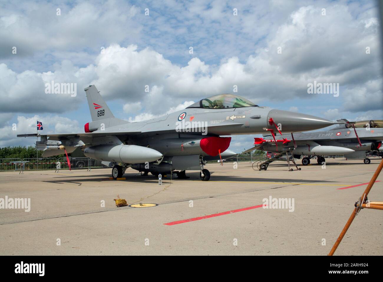 Florennes, BELGIQUE - 6 JUILLET 2008: Royan Norwegian Air Force F-16 avion de chasse sur le tarmac de la base aérienne de Florennes. Banque D'Images
