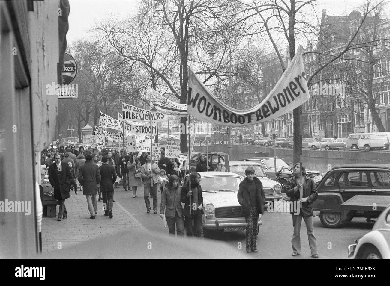 Les résidents de Péniche qui manifestent pour la connexion de l'eau et de la lumière, les manifestants en route vers Samkalden Date : 26 février 1972 mots clés : manifestations Banque D'Images