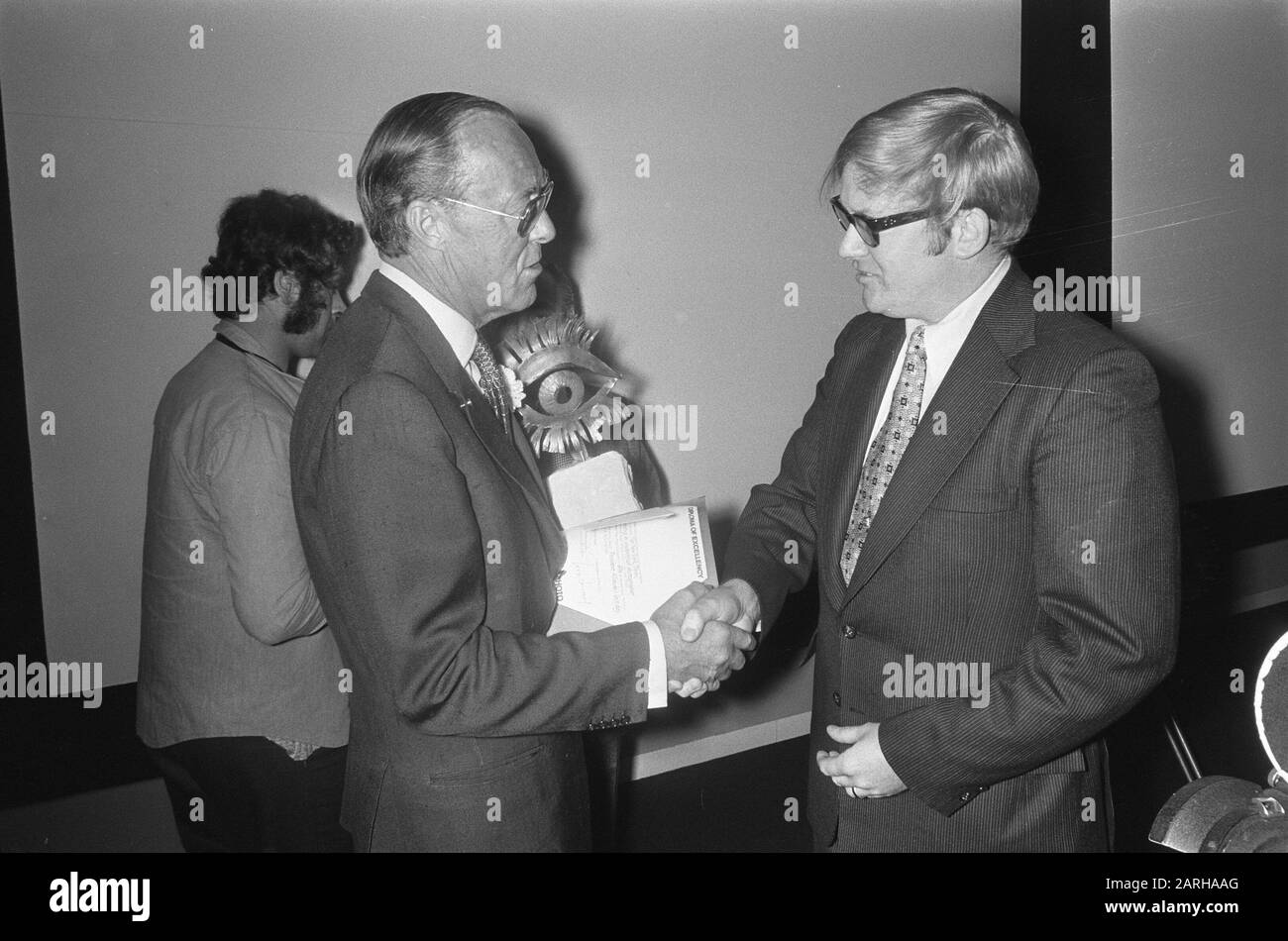 World Press photo in Van Goghmuseum; Prince Bernhard donne un oeil d'or à Dane Bath (r) du New York Times Date: 29 mars 1974 mots clés: Photographie, prix Nom personnel: Bernhard, prince institution name: Rijksmuseum Vincent van Gogh, World Press photo Banque D'Images