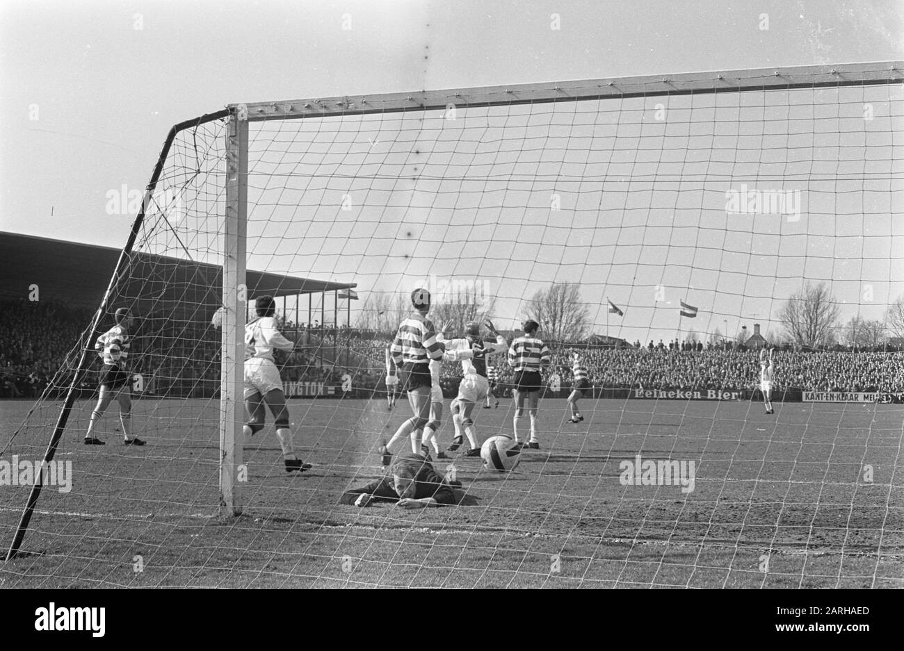 Xerxès DHC contre Ajax 0-1.Henk Groot score gardien de but Treytel est battu Date: 30 mars 1968 mots clés: Sport, Football Personne Nom: Large, Henk Nom de l'institution: Xerxès/DHC Banque D'Images