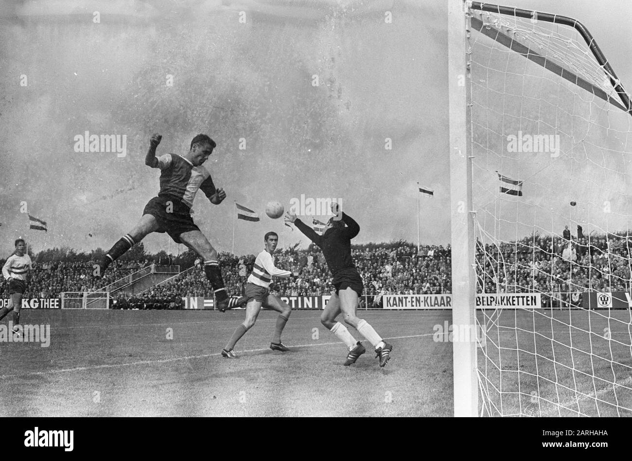 Xerxès DHC contre Feyenoord 1-3. Kindvall Jump up, Fog ball Right Goalkeeper Treytel Date: 13 août 1967 mots clés: Goalkeeper, sport, football Nom du personnage: Kindvall, Ove, Treytel, Eddie Nom de l'établissement: Feyenoord, Xerxès/DHC Banque D'Images