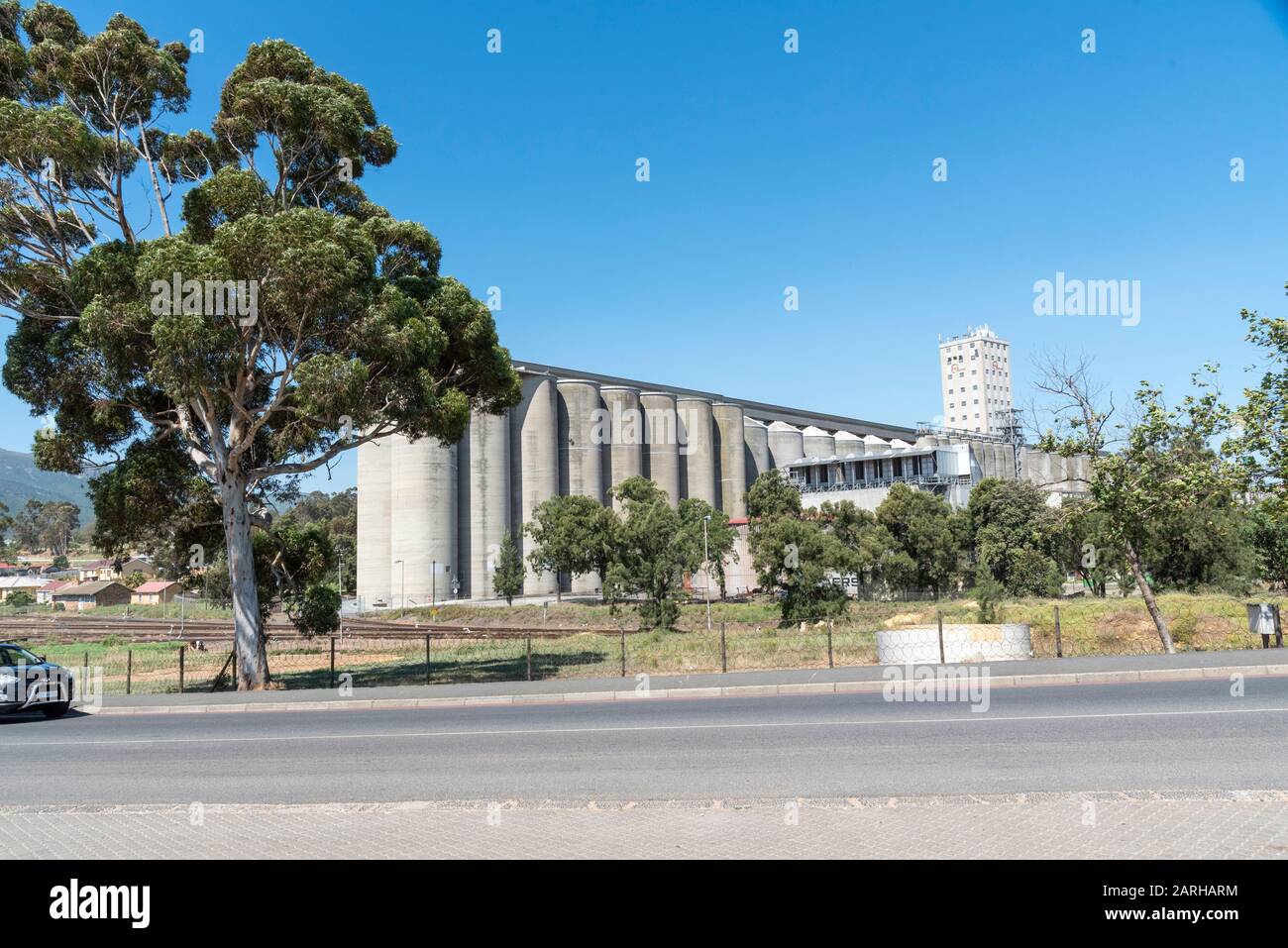 Caledon, Western Cape, Afrique Du Sud. Déc 2019. De grands silos à grains de béton situés à la périphérie de cette ville, dans la région d'Overberg. Banque D'Images