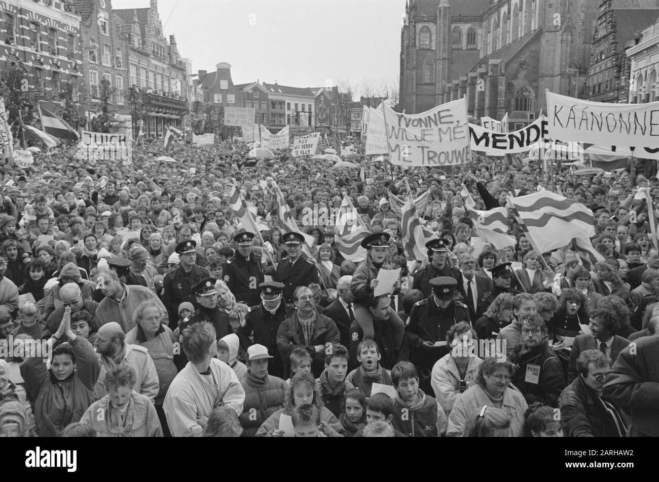 Yvonne van Gennip honorée à Haarlem après avoir obtenu trois médailles d'or aux Jeux Olympiques; plus de 40 000 sur la Grand Place Date: 2 mars 1988 lieu: Haarlem, Noord-Holland mots clés: Médailles, Jeux Olympiques Banque D'Images