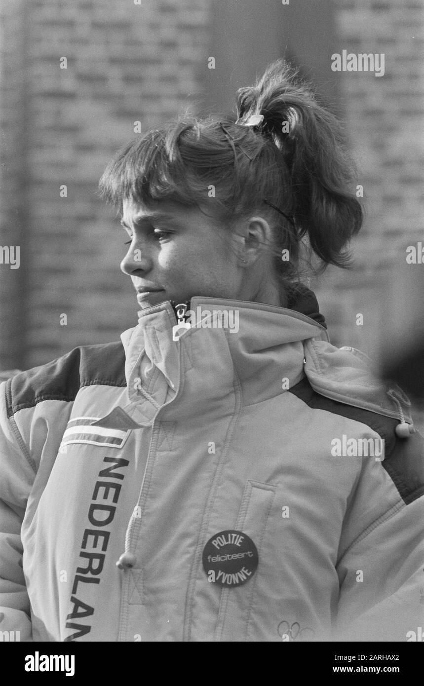 Yvonne van Gennip honorée à Haarlem après avoir obtenu trois médailles d'or aux Jeux olympiques Date : 2 mars 1988 lieu : Haarlem, Noord-Holland mots clés : médailles, Jeux olympiques Nom personnel : Gennip, Yvonne van Banque D'Images