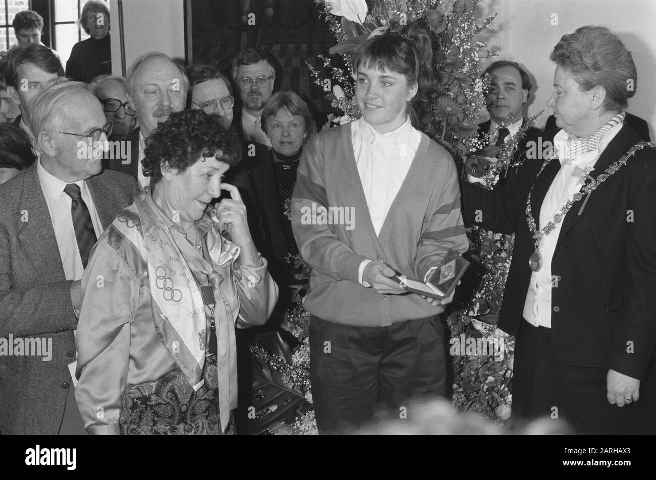 Yvonne van Gennip honorée à Haarlem après avoir obtenu trois médailles d'or aux Jeux olympiques; Maire Schmidt Date: 2 mars 1988 lieu: Haarlem, Noord-Holland mots clés: MEDAILLES, Jeux olympiques, maires Nom personnel: Gennip, Yvonne van, Schmidt, Elisabeth Banque D'Images