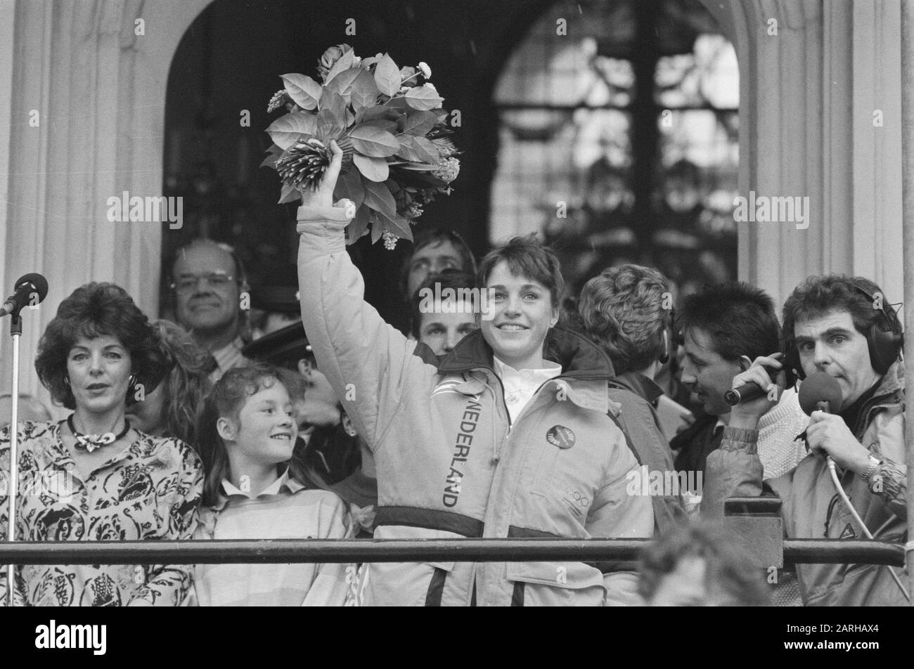 Yvonne van Gennip honorée à Haarlem après avoir obtenu trois médailles d'or aux Jeux Olympiques; Yvonne vagues avec fleurs Date: 2 mars 1988 lieu: Haarlem, Noord-Holland mots clés: Fleurs, MÉDAILLES, Jeux Olympiques Nom personnel: Gennip, Yvonne van Banque D'Images