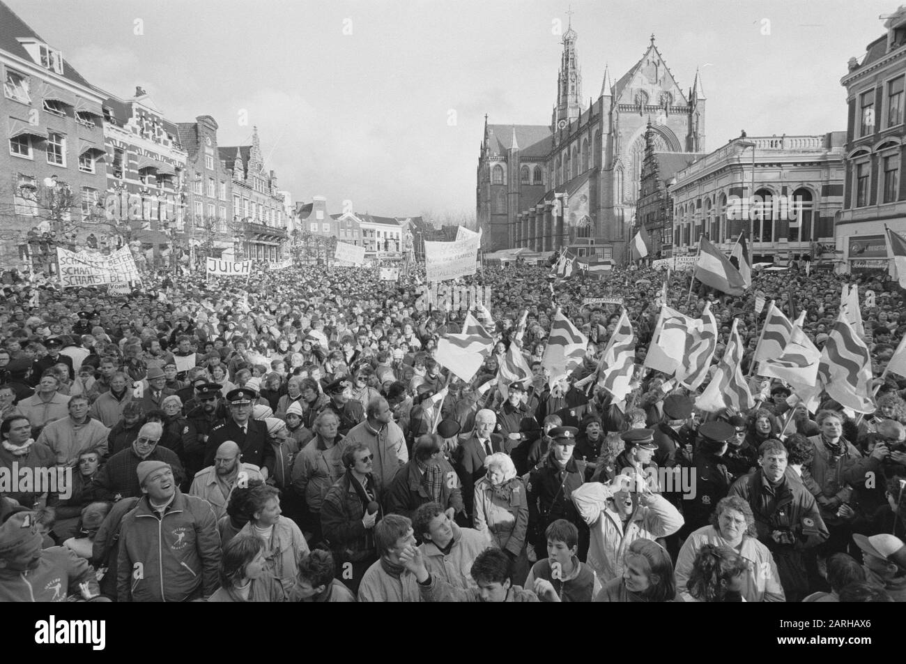 Yvonne van Gennip honorée à Haarlem après avoir obtenu trois médailles d'or aux Jeux Olympiques; plus de 40 000 sur la Grand Place Date: 2 mars 1988 lieu: Haarlem, Noord-Holland mots clés: Médailles, Jeux Olympiques Banque D'Images